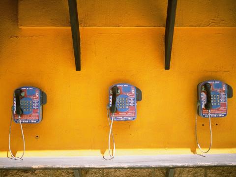 Téléphones accrochés à un mur