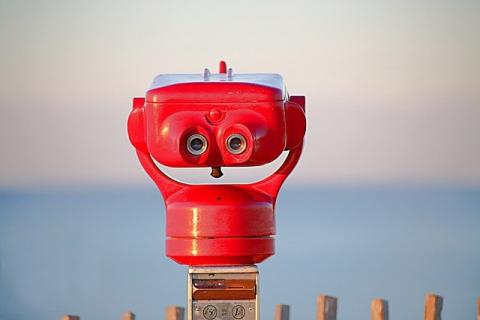 telescope rouge vue sur la mer