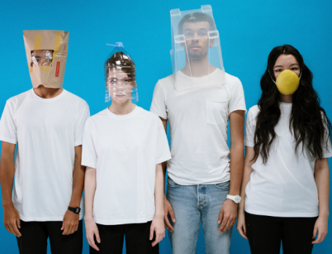 Masque de protection: un homme avec un sac en papier sur le visage, une femme avec une bouteille sur le visage, un homme avec un bac sur le visage, une femme avec un citron sur le visage