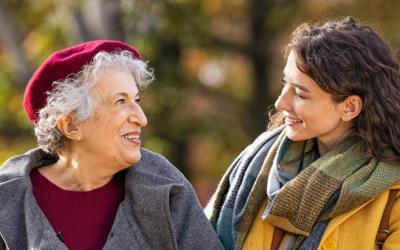 Dame âgée accompagnée d'une jeune femme