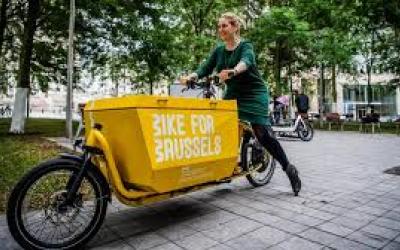 Une personne heureuse à vélo