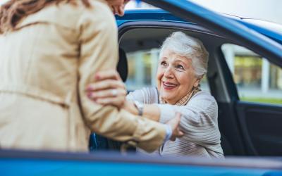 photo volontaire aidant une personne sortant de voiture