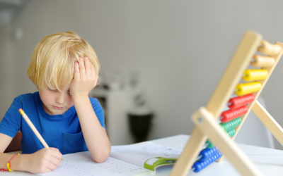 Enfant et boulier-compteur
