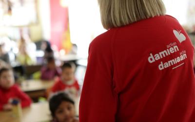 Bénévole animant une classe de primaires
