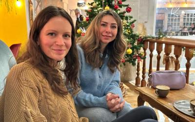 Une première rencontre chaleureuse entre un binôme, symbolisant l’échange et la découverte mutuelle, marquant le début d’une belle relation de soutien et de partage.