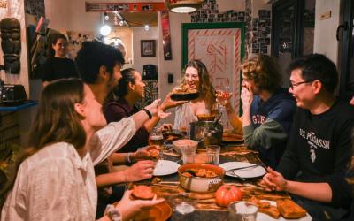 Une colocation solidaire où réfugiés et colocataires partagent des moments conviviaux, illustrant l'inclusion et l'entraide.
