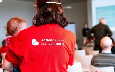 Personne d'Action Damien en présence de donateurs