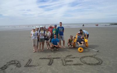 photo vacanciers + volontaires à la plage