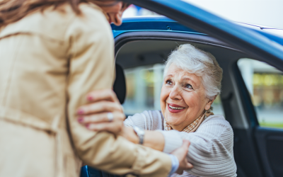 photo volontaire aidant une personne sortant de voiture