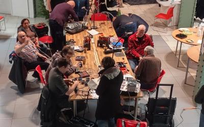 Nos réparateurs bénévoles en pleine action lors du Repair café !