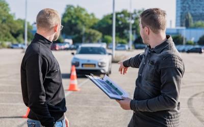 Un homme explique à un autre comment garer une voiture