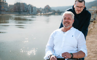 volontaire poussant une personne en chaise