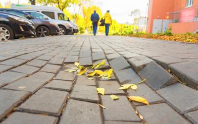Illustration d'un trottoir aux pavés déchaussés