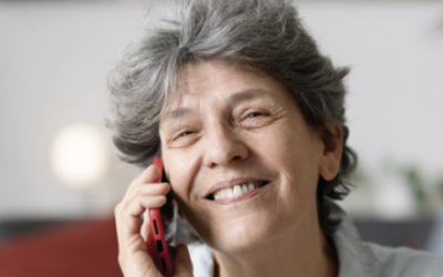 volontaire en conversation téléphonique