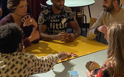 Un moment convivial au BAZAR SINGA, où réfugiés et Bruxellois se rencontrent dans une ambiance chaleureuse et dynamique.