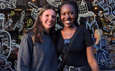 Une première rencontre chaleureuse entre un binôme, symbolisant l’échange et la découverte mutuelle, marquant le début d’une belle relation de soutien et de partage.