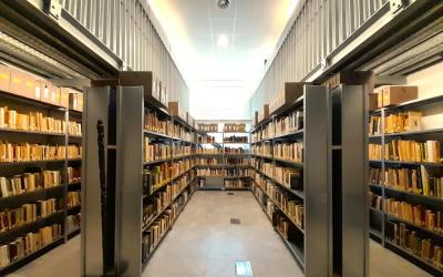 Vue de la bibliothèque du MusAfrica Namur