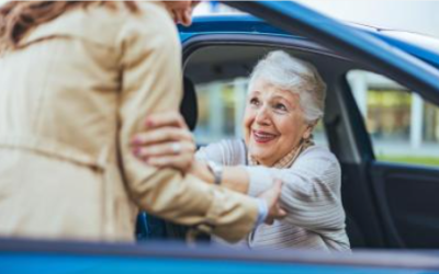 VOLONTAIRE AIDANT UNE PERSONNE A SORTIR DE LA VOITURE