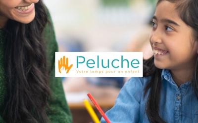 Une enfant et une adulte se regardent en souriant 