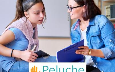 Une jeune et une adulte regarde ensemble un document - séance de tutorat