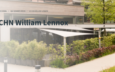 Terrasse extérieure de l'Espace Rencontre, la cafétéria du CHN William Lennox, lieu convivial de rencontre et d'échange pour les patients, leurs proches, le personnel et les bénévoles.