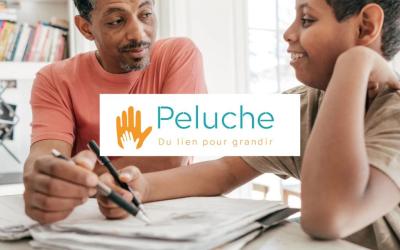 Une jeune et une adulte regarde ensemble un document - séance de tutorat
