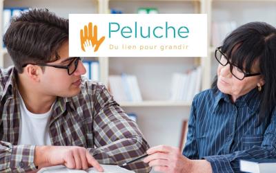 Une jeune et une adulte regarde ensemble un document - séance de tutorat